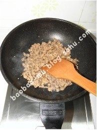 肉末酸豆角,将饺子馅炒至变色，并尽量净饺子馅弄成小块