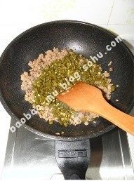 肉末酸豆角,放入酸豆角丁