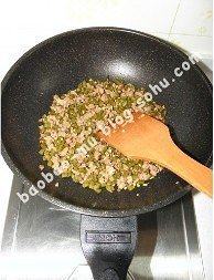 肉末酸豆角,翻炒2-3分钟至酸豆角丁成熟即可