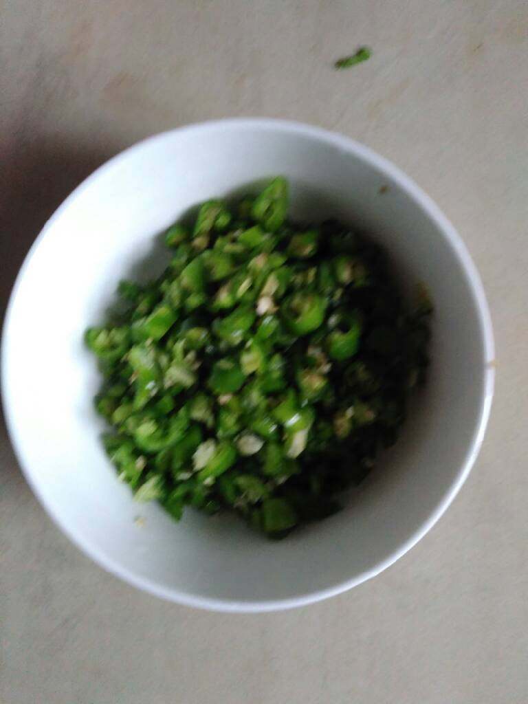豆鼓辣椒蒸鱼,辣椒切成米。