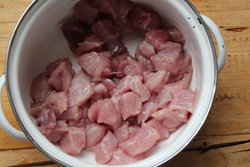 樱桃肉 ,切好的猪肉快放碗里,加入盐和<a style='color:red;display:inline-block;' href='/shicai/ 718'>料酒</a>腌制一会