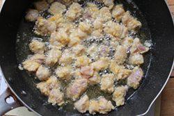 樱桃肉 ,锅里放油,油热后放入猪肉块下去炸