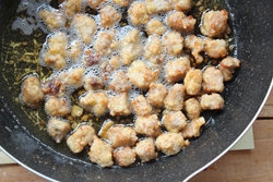 樱桃肉 ,锅里的油升温,继续放入猪肉块复炸一次