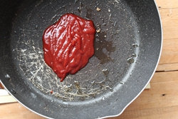 樱桃肉 ,炸好油倒出,锅底留薄薄一层,加入<a style='color:red;display:inline-block;' href='/shicai/ 699'>番茄酱</a>煸炒