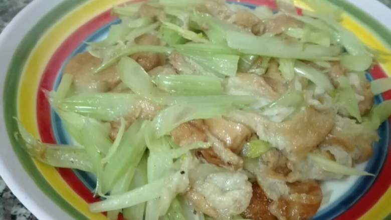 西芹炒面筋,锅内热油 西芹面筋放盐  一起炒    