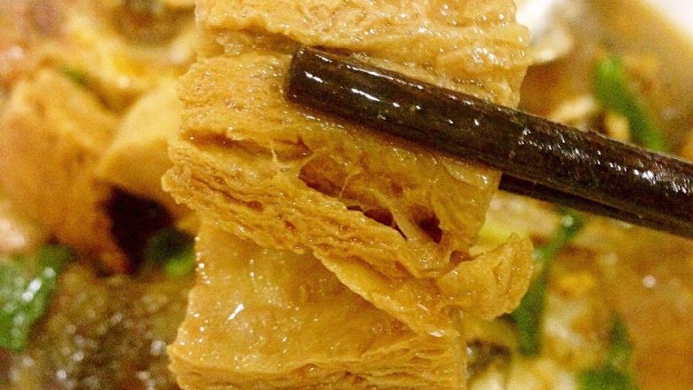 冻豆腐焖鱼头,吸饱汤汁的冻豆腐。