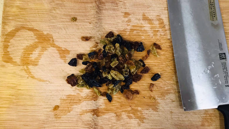 红糖豆腐脑,控干水分,切碎