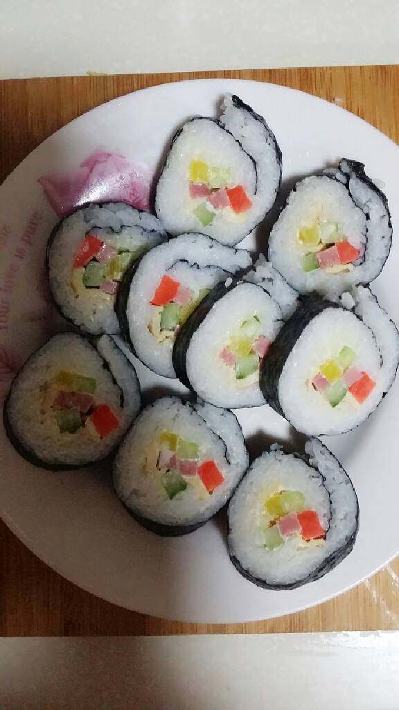 寿司，紫菜包饭,<a style='color:red;display:inline-block;' href='/shicai/ 273'>紫菜</a>铺在寿司帘上，上面平铺伴好<a style='color:red;display:inline-block;' href='/shicai/ 4734'>寿司醋</a>的<a style='color:red;display:inline-block;' href='/shicai/ 507'>米饭</a>，把<a style='color:red;display:inline-block;' href='/shicai/ 54'>黄瓜</a>条，<a style='color:red;display:inline-block;' href='/shicai/ 25'>胡萝卜</a>条，火腿条，<a style='color:red;display:inline-block;' href='/shicai/ 9'>鸡蛋</a>皮依次放在<a style='color:red;display:inline-block;' href='/shicai/ 507'>米饭</a>上，依据个人口味抹上<a style='color:red;display:inline-block;' href='/shicai/ 4856'>沙拉酱</a>，从竹帘一端慢慢往上卷，卷到上端，手握捏紧。用刀切一厘米左右的段即可摆盘。