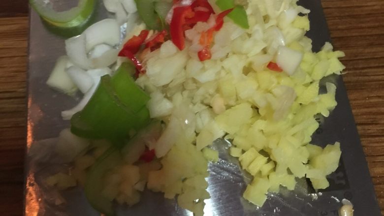 菜花炒咸肉,花生油加热后倒入葱姜蒜🌶️ 
再倒入拌好的咸肉翻炒，最后加入菜花