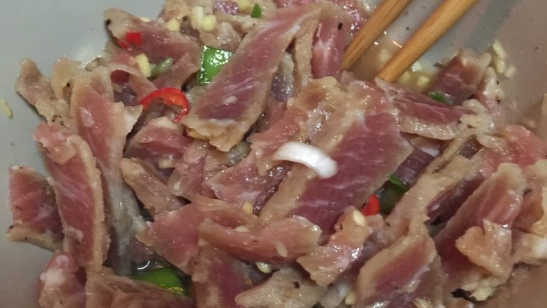 菜花炒咸肉,<a style='color:red;display:inline-block;' href='/shicai/ 426'>咸肉</a>用水泡过，加入料酒和芝麻香油和鸡精，花椒，适量葱姜蒜🌶️拌匀待用
