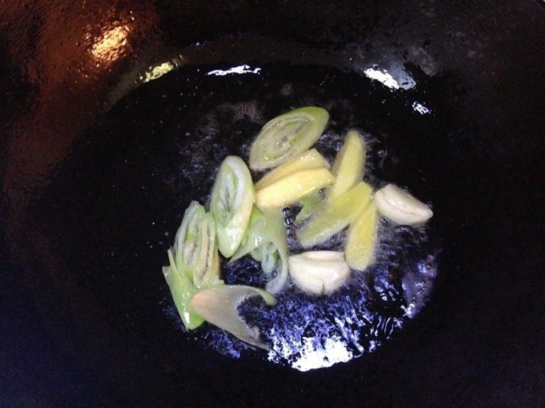 新加坡辣椒螃蟹,烧一勺油,炒葱姜蒜,炒至变色,葱姜蒜味完全炸出,侵入油中。