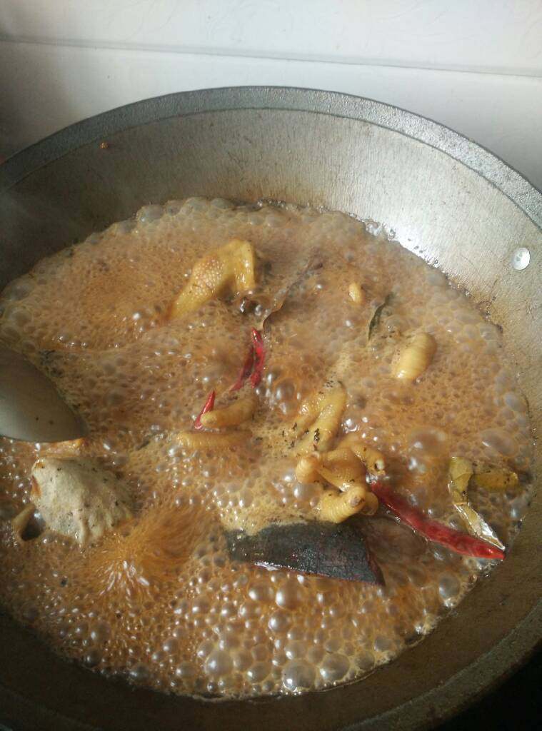 红烧鸡爪,看见料包和桂皮了吗？   把鸡爪翻炒两下  加<a style='color:red;display:inline-block;' href='/shicai/ 10588'>糖</a>  盐  <a style='color:red;display:inline-block;' href='/shicai/ 718'>料酒</a>  <a style='color:red;display:inline-block;' href='/shicai/ 762'>老抽</a>  水淹没  把料包桂皮放入  当然放进几个干红辣椒     整个的o～