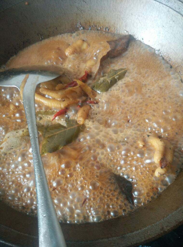 红烧鸡爪,放入<a style='color:red;display:inline-block;' href='/shicai/ 741'>香叶</a>  小火入味  出锅啦～