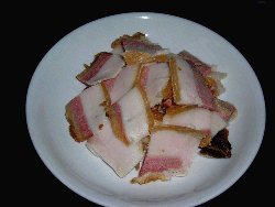 苕粉炒腊肉,将<a style='color:red;display:inline-block;' href='/shicai/ 56657'>老腊肉</a>切成薄片