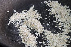 燕麦避风塘加拿大北极虾,北极虾用冷水解冻,这样水分流失,而且当虾体内外体温一致的时候,还能吸饱水分,<a style='color:red;display:inline-block;' href='/shicai/ 2795'>蒜头</a>提前剁碎炸至金黄色备用