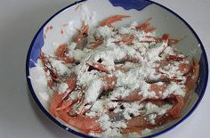 燕麦避风塘加拿大北极虾,即食<a style='color:red;display:inline-block;' href='/shicai/ 495'>燕麦</a>片用干锅炒至香味出来后装起备用。彻底解冻的北极虾撒少许盐拌均衡后,撒入淀粉,让每只虾都裹满淀粉,然后用筛子抖去多余淀粉