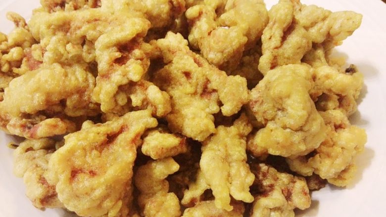 炸酥肉,出锅照。稍凉后吃,吃起来是外脆里酥,可香了!
