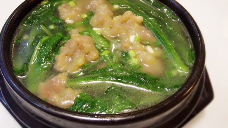 炸酥肉,剩余的酥肉等冷却后放保险盒或保鲜袋里放冰箱里保存,要吃的时候可以直接拿出来表面炸一下就可以吃了。
也可以用于煮菜汤。