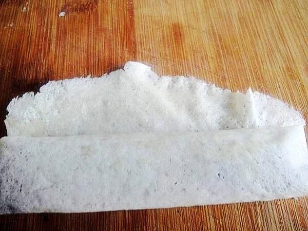 坚果紫薯春卷,两头封住,用蛋液粘合
