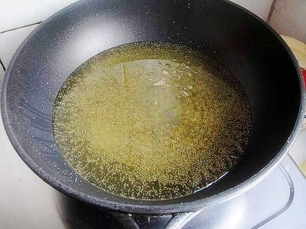 坚果紫薯春卷,锅里多放点油,准备炸制