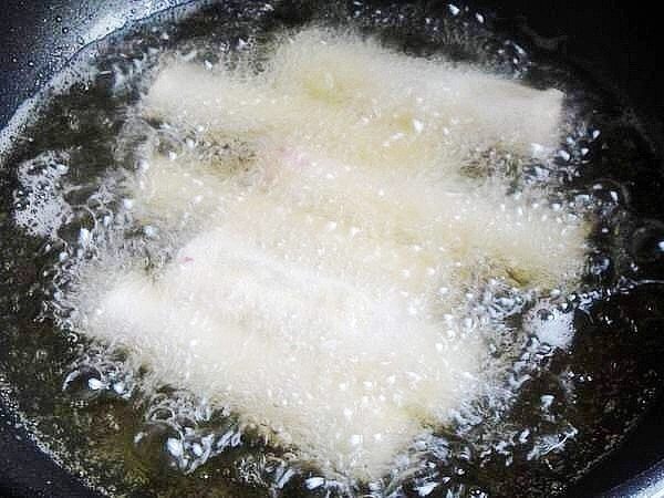 坚果紫薯春卷,油热后挨个下锅,中途要勤翻动