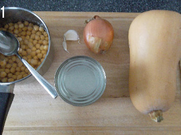 鹰嘴豆- 茄汁盖浇饭,最右边那个就是Butternut Squash南瓜。没有的话用一般南瓜来代替。但是并不是特别合适,因为一般的南瓜好甜。喜欢吃南瓜,却特别讨厌自己切南瓜。找把特别块的菜刀,砍南瓜,别砍手。泡好的<a style='color:red;display:inline-block;' href='/shicai/ 2508'>鹰嘴豆</a>很好煮,15-20分钟的样子就粉了