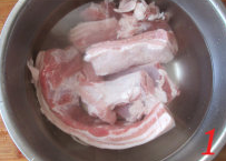 卤肉饭,<a style='color:red;display:inline-block;' href='/shicai/ 428'>五花肉</a>在清水中泡半个小时左右,中间换几次水,这一步是为了去掉肉的腥味。