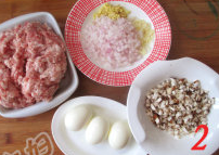 卤肉饭,<a style='color:red;display:inline-block;' href='/shicai/ 29'>洋葱</a>切碎，<a style='color:red;display:inline-block;' href='/shicai/ 230'>香菇</a>切碎，<a style='color:red;display:inline-block;' href='/shicai/ 37'>姜</a>和<a style='color:red;display:inline-block;' href='/shicai/ 2794'>大蒜</a>切末备用，<a style='color:red;display:inline-block;' href='/shicai/ 9'>鸡蛋</a>煮熟后剥去壳备用，五花肉剁碎成末备用。
