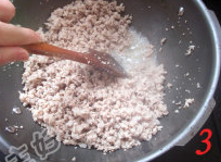 卤肉饭,炒锅里放入少许油,大概有1大匙,再放入肉末,开中小火翻炒,最开始底部会有很多水份渗出,继续煸炒。