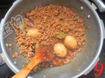 卤肉饭,汤汁基本收的差不多了,就可以起锅了!<a style='color:red;display:inline-block;' href='/shicai/ 507'>米饭</a>上放上一匙卤肉,再放几棵焯熟的青菜,卤蛋剖开摆上,即可开吃!