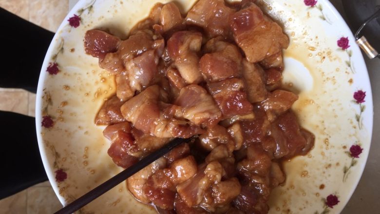 焖五花肉,腌制20分钟，入味