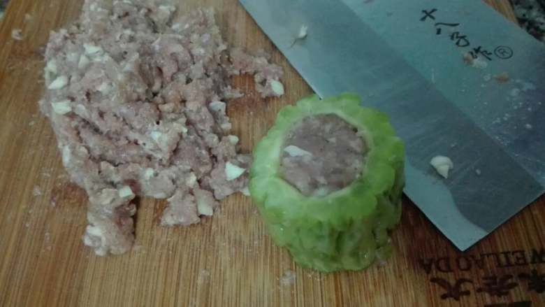 客家釀苦瓜,肉加蒜頭一起剁碎后 加盐 生粉  酱油 再随意的剁一下  让盐生粉酱油融入   就可以酿了