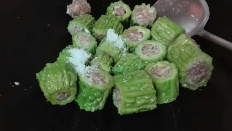 客家釀苦瓜,然后加盐翻炒至变色就好  多余的肉肉也可以搓成丸一起炒    这样<a style='color:red;display:inline-block;' href='/shicai/ 55'>苦瓜</a>也不会淡淡无味  