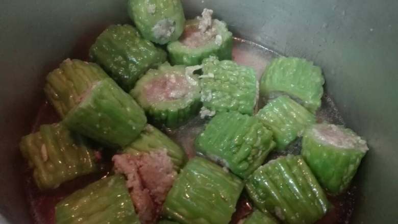客家釀苦瓜,三条苦瓜  一碗半水放高压锅内大火压10分钟关掉刚好   不太会掌握的可以大火五分钟小火十分钟  