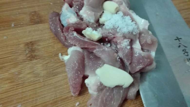 清甜肉丸汤,一起剁碎 也可以加生粉比较有弹性