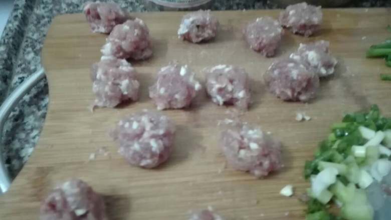 清甜肉丸汤,剁好后 搓成丸子 水开了就下 然后加点盐 冬菜 (冬菜咸 肉丸也加了盐 最后放盐要少一点 汤才会甜)