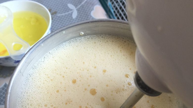 宝贝无添加营养草莓冰激凌,把配方奶慢慢加入到打发的蛋黄中，可以边加边搅拌打发（老公可以负责慢慢加奶！），也可以分三次加入搅拌打发～