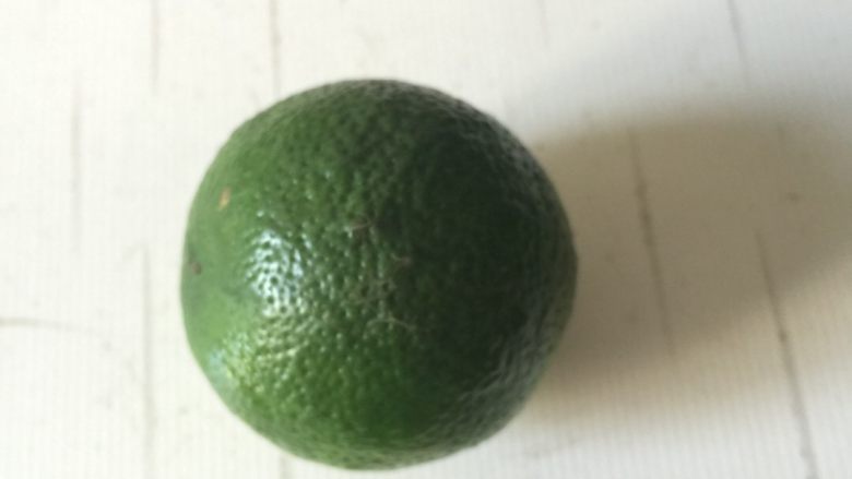 宝贝无添加营养草莓冰激凌,打发好后加入柠檬汁是很关键的！因为柠檬汁可以去除蛋黄的腥味！！！宝贝喜欢酸甜口味的我加了一个柠檬，不喜欢的就少加点～记住挤柠檬不要太用力，可以浪费点，不然柠檬皮的味道弄进去就不好吃了～