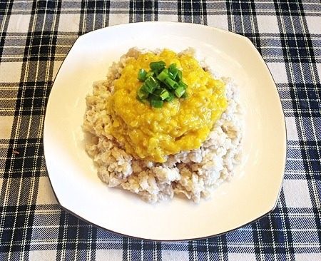 赛螃蟹,蛋白下油锅滑散，7分熟时放进炒好的鱼肉继续炒，然后摆盘；