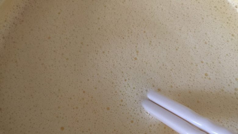 宝贝无添加营养草莓冰激凌,把弄好的糊倒入锅里，慢火加热煮熟。千万不要盖盖子！！！可以看到明显的涨起就起锅啦！