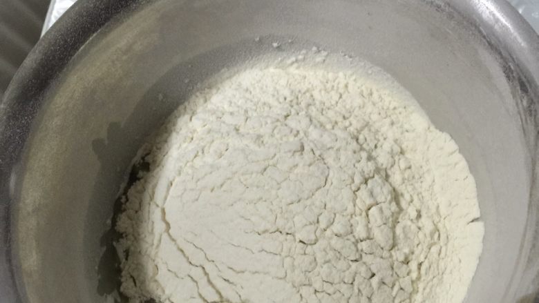 老式桃酥,材料倒入盆中