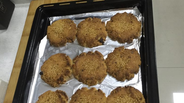 老式桃酥,烤箱预热200度，中上层烤15分钟，烤箱不同温度也不同，如果你的烤箱温度高180度就可以，要注意观察，桃酥上色稍微深一点点就可以了。烤好后取出晾凉放入盒中密封保存