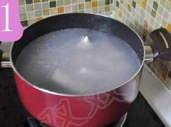 鲜花椒炖排骨,锅子放水,将排骨放入,煮5分钟,撇去浮沫,捞出控干水份