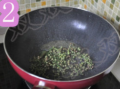 鲜花椒炖排骨,锅子烧热,倒油,放入<a style='color:red;display:inline-block;' href='/shicai/ 18694'>鲜花椒</a>,煸香