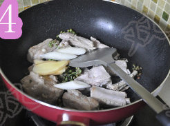 鲜花椒炖排骨,放入葱<a style='color:red;display:inline-block;' href='/shicai/ 37'>姜</a>,煸炒至排骨略变色
