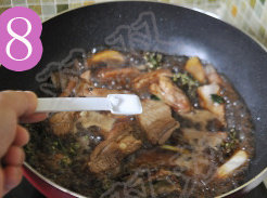 鲜花椒炖排骨,大火烧开,转小火炖煮,待汤汁浓稠,加入盐适量