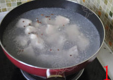 酸菜粉丝鸭肉汤,<a style='color:red;display:inline-block;' href='/shicai/ 313'>鸭子</a>剁成大块，放入水中，撒几粒<a style='color:red;display:inline-block;' href='/shicai/ 700'>花椒</a>，焯水5分钟，捞出冲洗感觉