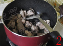 酸菜粉丝鸭肉汤,锅子烧热,倒少许油,将鸭肉放入,煸炒