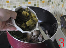 酸菜粉丝鸭肉汤,煸炒出鸭油后,倒入<a style='color:red;display:inline-block;' href='/shicai/ 3361'>酸菜</a>,煸炒