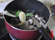 酸菜粉丝鸭肉汤,放入葱、<a style='color:red;display:inline-block;' href='/shicai/ 37'>姜</a>、<a style='color:red;display:inline-block;' href='/shicai/ 695'>八角</a>，煸炒